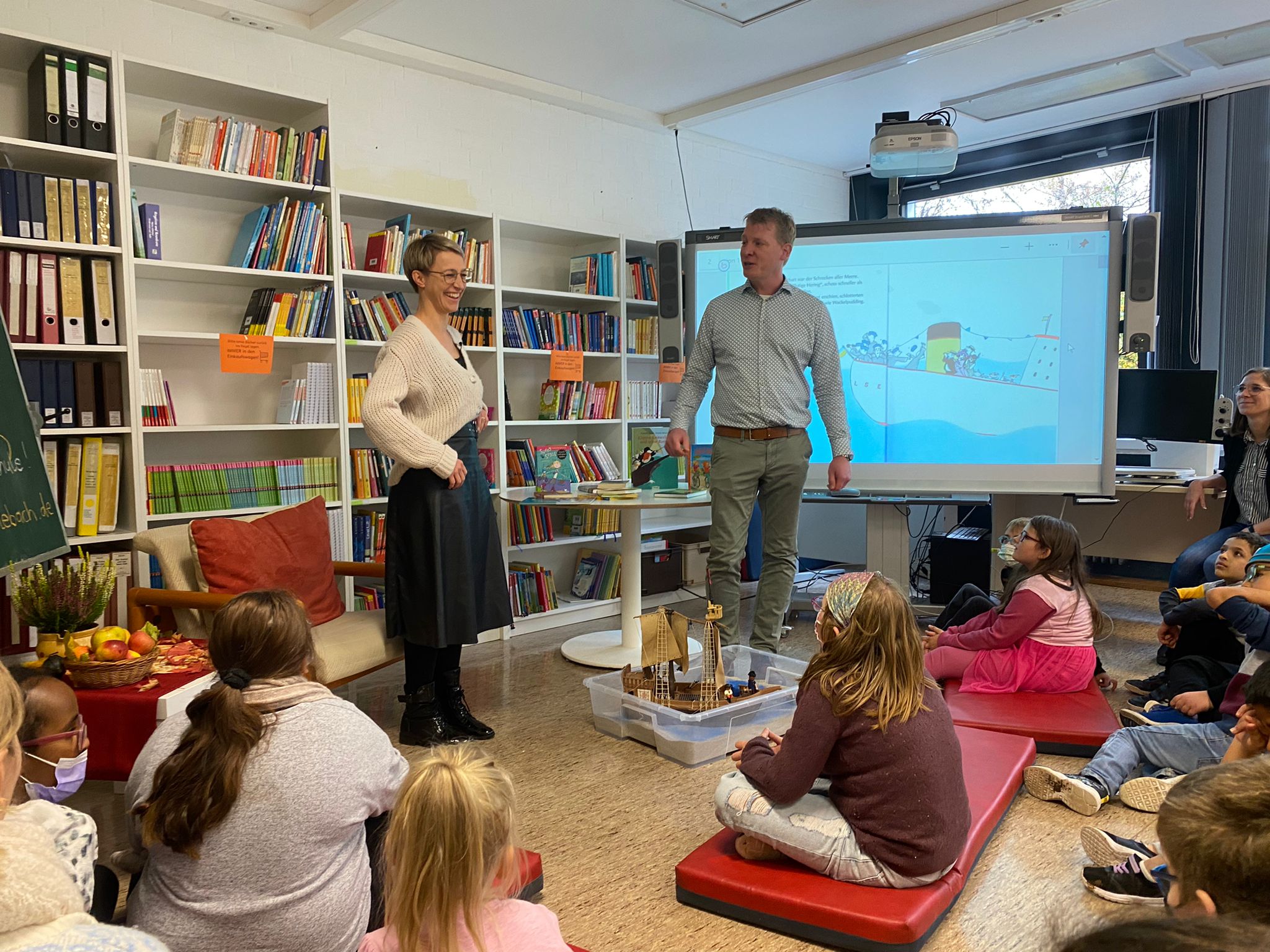 Nadine%20Sch%C3%B6n%20und%20Schulleiter%20Sven%20G%C3%B6rgen%20mit%20Sch%C3%BClerinnen%20und%20Sch%C3%BCler Nadine%20Sch%C3%B6n%20und%20Schulleiter%20Sven%20G%C3%B6rgen%20mit%20Sch%C3%BClerinnen%20und%20Sch%C3%BCler